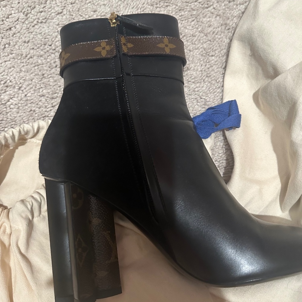 Louis Vuitton Leather booties